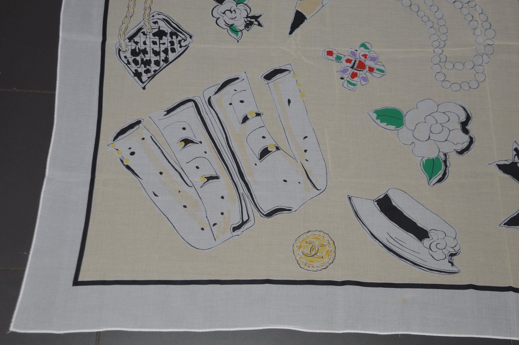 Chanel Foulard & Sciarpe: Schal Chanel châle – Usato da Collonges venduto da Auganien 4