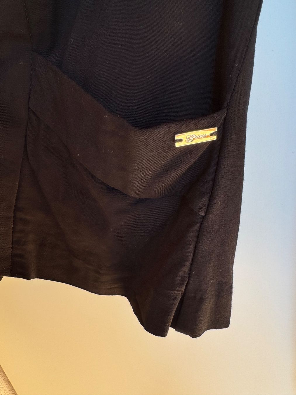 Guess Giacche: Schwarze Jacke von Guess, Grösse S. – Usato da Gommiswald venduto da Aloha.Spirit 2