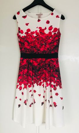 Sommerliches Kleid mit Rosenmuster