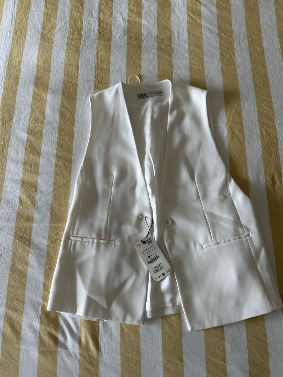 Zara Gilet & Giacche senza maniche: White waistcoat – Nuovo e nell'imballaggio originale da Buchrain venduto da Franciscacsousa