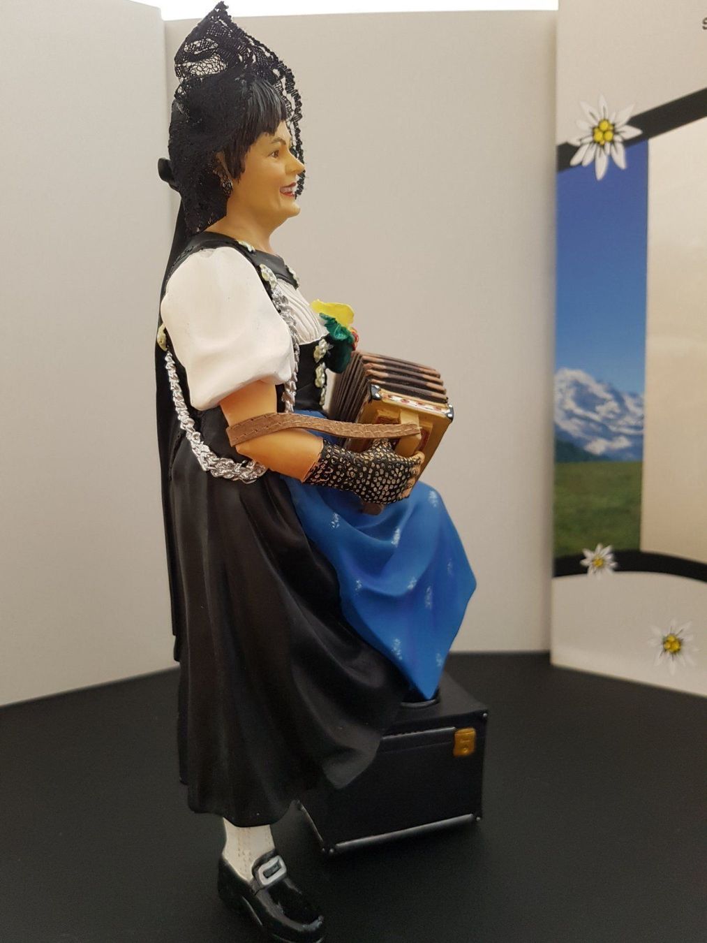 Statuette: Schweizer-Örgeli Figur – Nuovo e nell'imballaggio originale da Schönenbuch venduto da Rasmo 1
