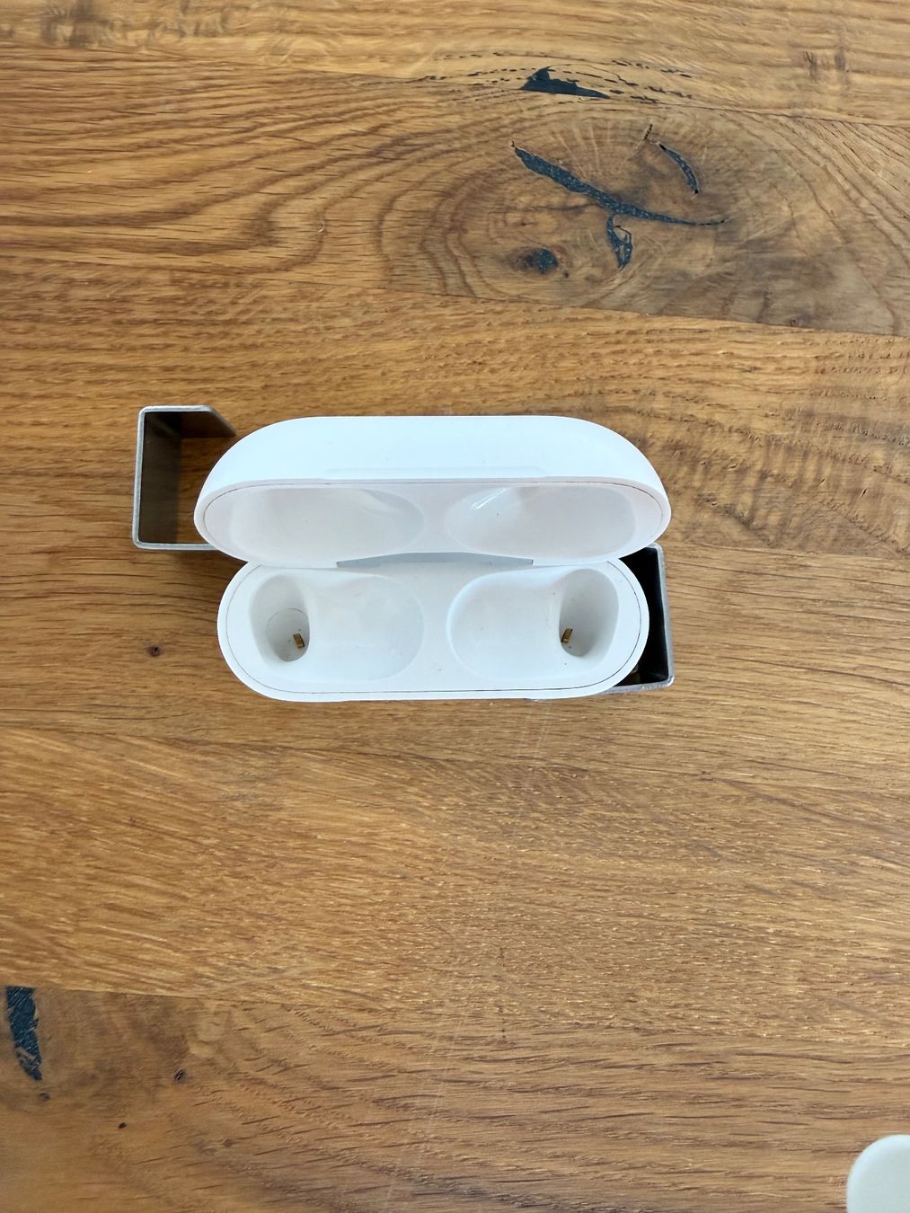 Apple Cuffie: APPLE AirPods Pro 2 Charging Case – Usato da Lausanne venduto da Nine1982 1