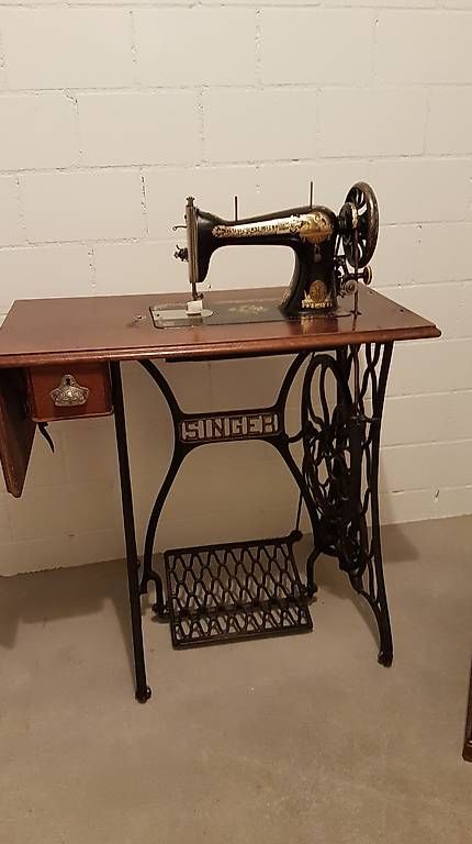 Singer Macchine da cucire: Wunderschoene antike Singer Naehmaschine mit Tisch, Top! – Usato da Dübendorf venduto da steff701 2