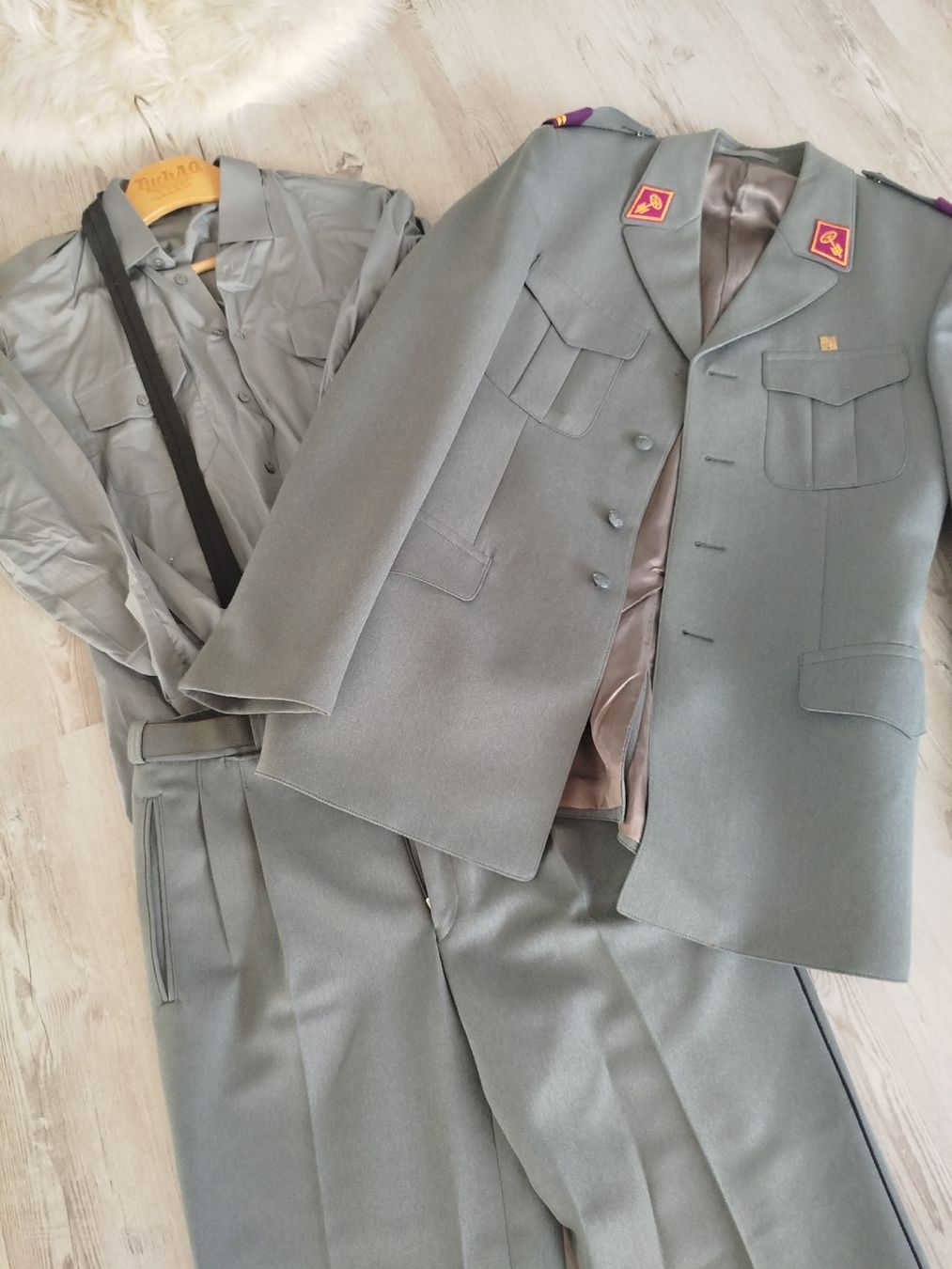 Schweizer Armee Uniformi: Schweizer Militäruniform mit Hose, Hemd, Kravatte.. – Usato da Glashütten venduto da lightmoon 1