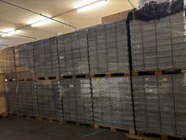 Leere stapelbare  Euro-Norm Behälter NB geschlossen