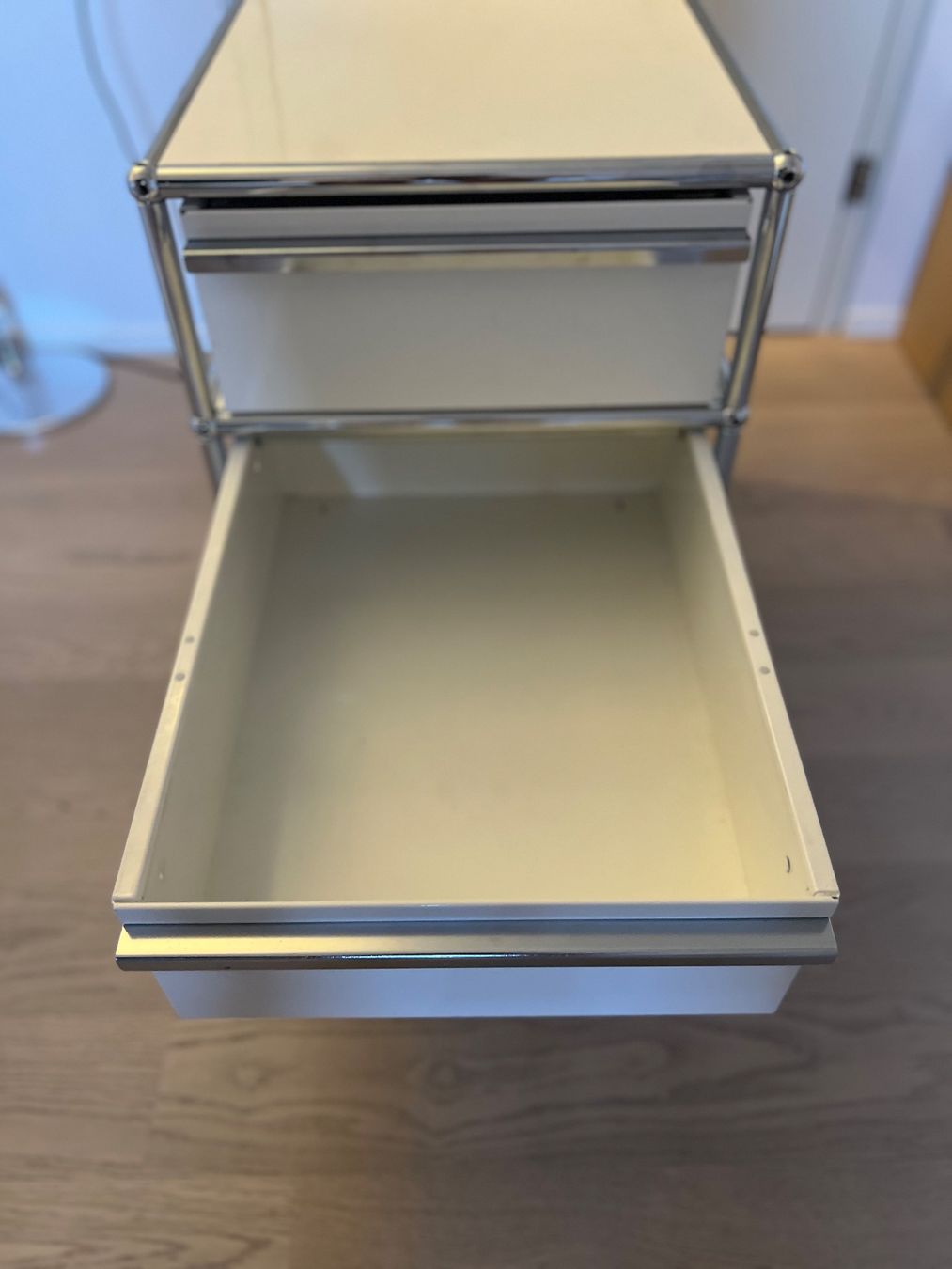 USM Eléments de bureau: Rollcontainer USM Haller mit 3 Schubladen in Weiss – D'occasion à Winterthur par mic_l98y 5
