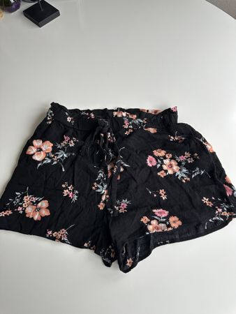 Sommerliche Shorts mit Blumenmuster, Grösse 36