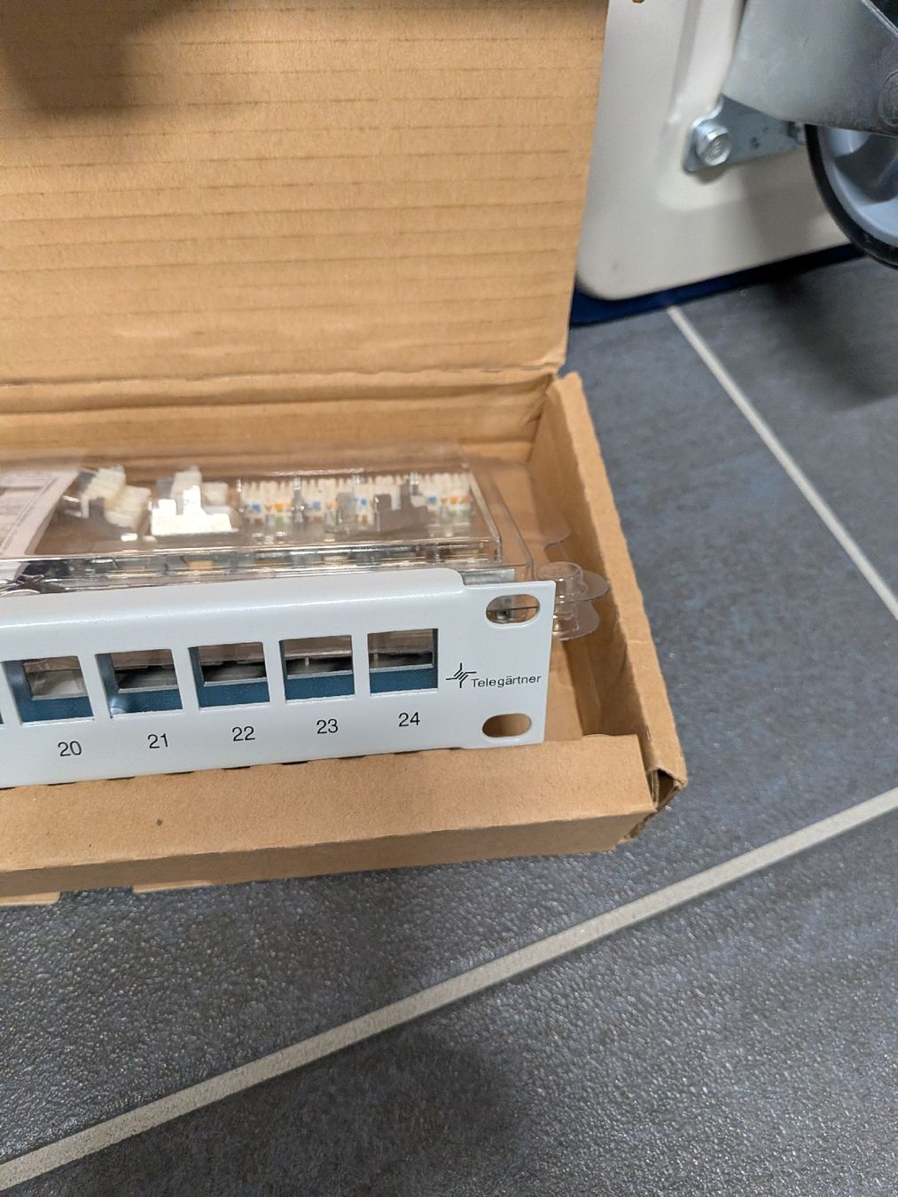 Racks & Cavalletti: Telegärtner AMJ 19" Patchpanel Modulträger inkl. Cat6 Kat6a – Nuovo (secondo la descrizione) da Hägendorf venduto da serverstore365 4