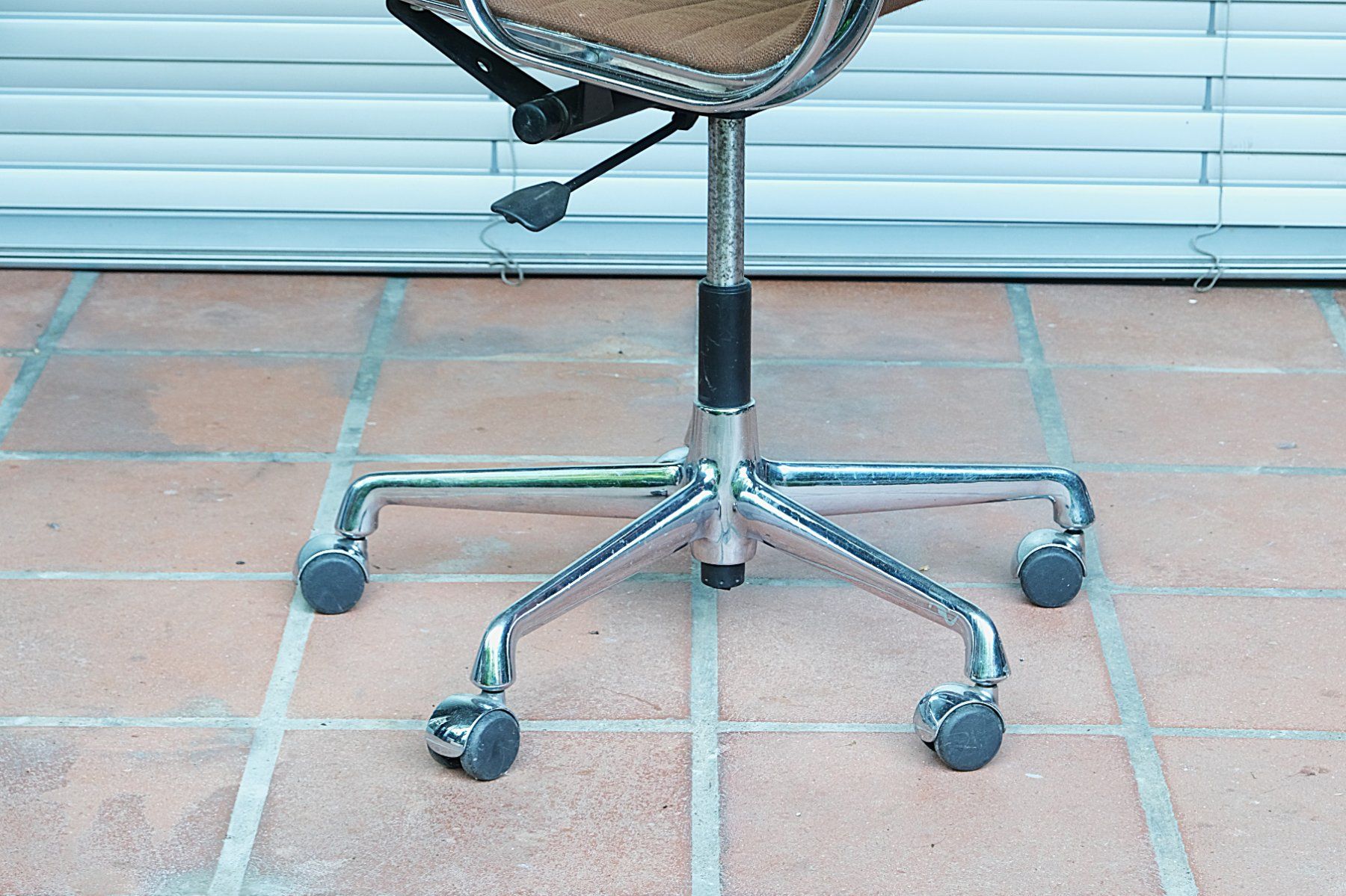 Eames Poltrone: Vitra Eames Aluminium Office Chair EA 117 – Difettoso da Bern venduto da secondchoice 5