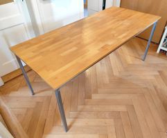 Table en bois avec pieds métalliques