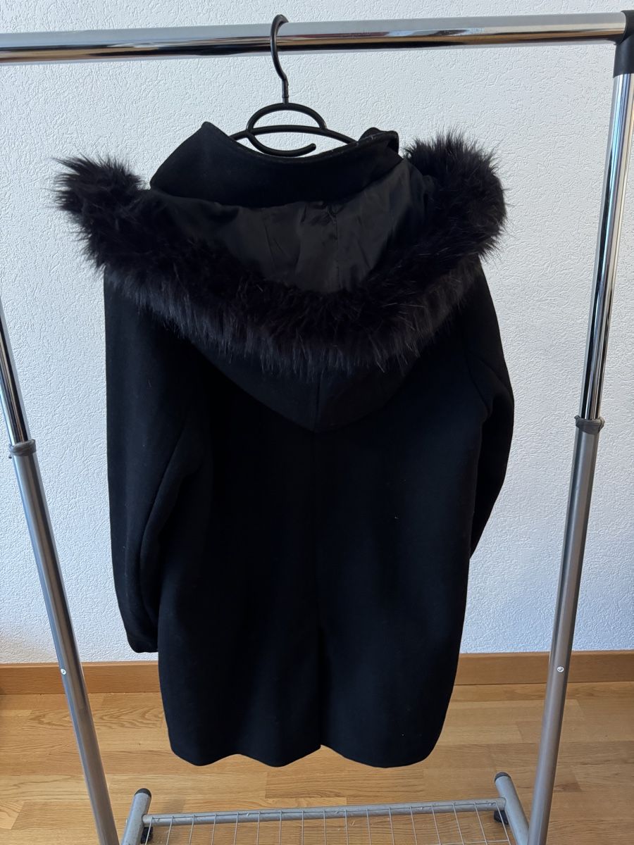Vero Moda Cappotti: Warmer Wintermantel mit Fellkapuze – Usato da Winterthur venduto da Flomiverse 1