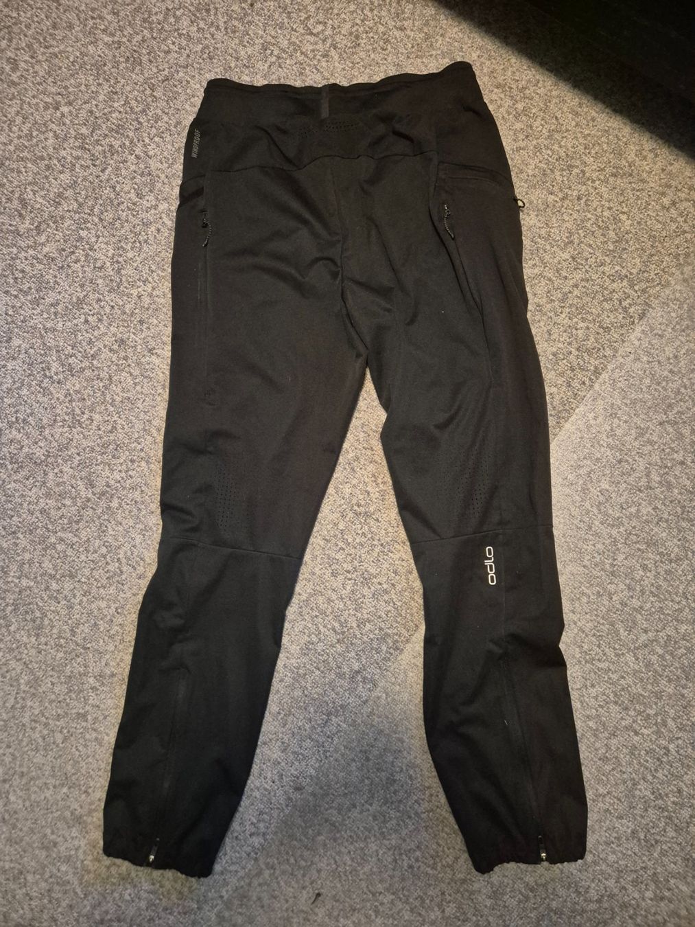 Odlo Pantaloni: Odlo Laufhose M Winter/ Winddicht/ Jogginghose – Usato da Gossau SG venduto da deadfaabioo 1