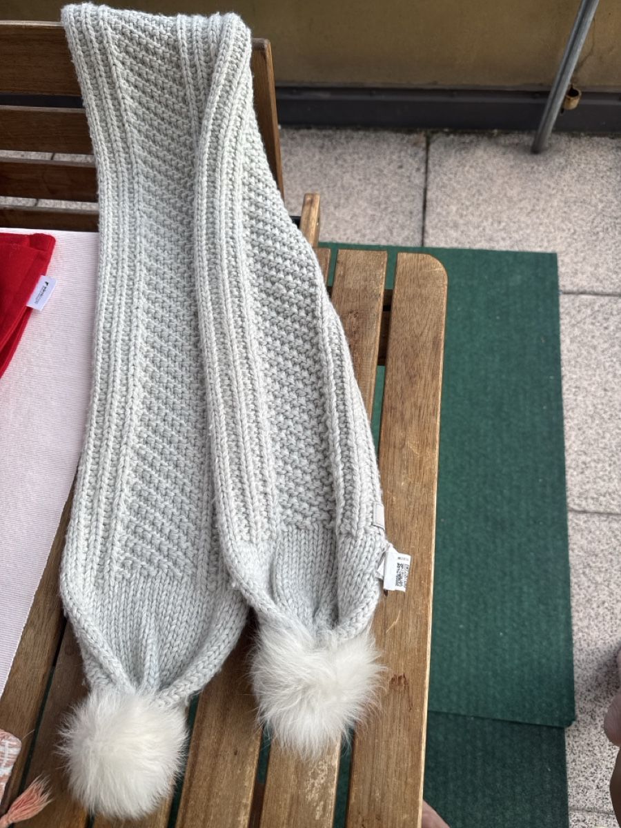Foulard & Sciarpe: Strickschal hellgrau mit Bommeln guter Zustand – Usato da Zürich venduto da funkelnderstern