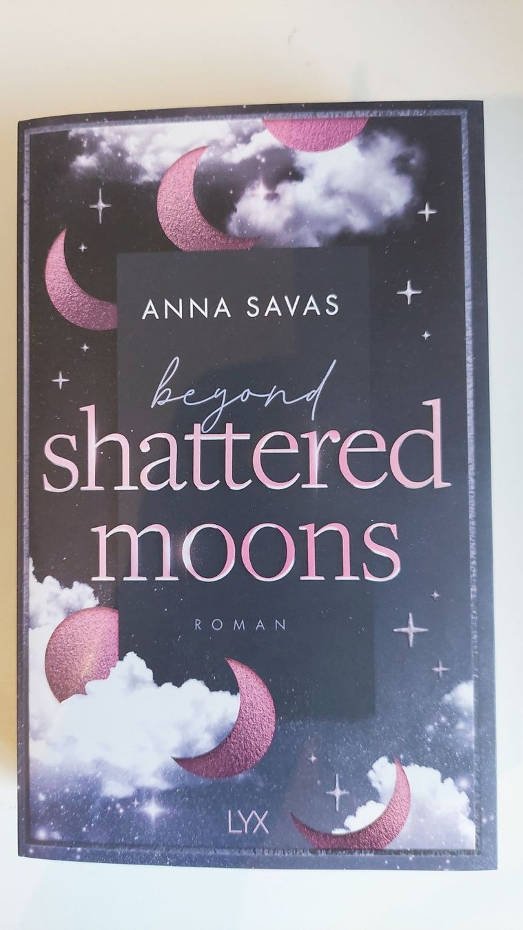 Libri: Anna Savas - Beyond shattered moons, Roman, Neuwertig – Nuovo (secondo la descrizione) da Neftenbach venduto da Craigh_na_Dun