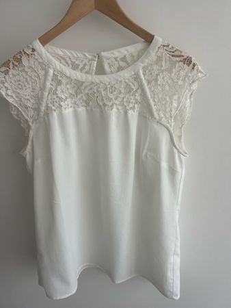 Weisses Top mit Spitze, Grösse 40/42