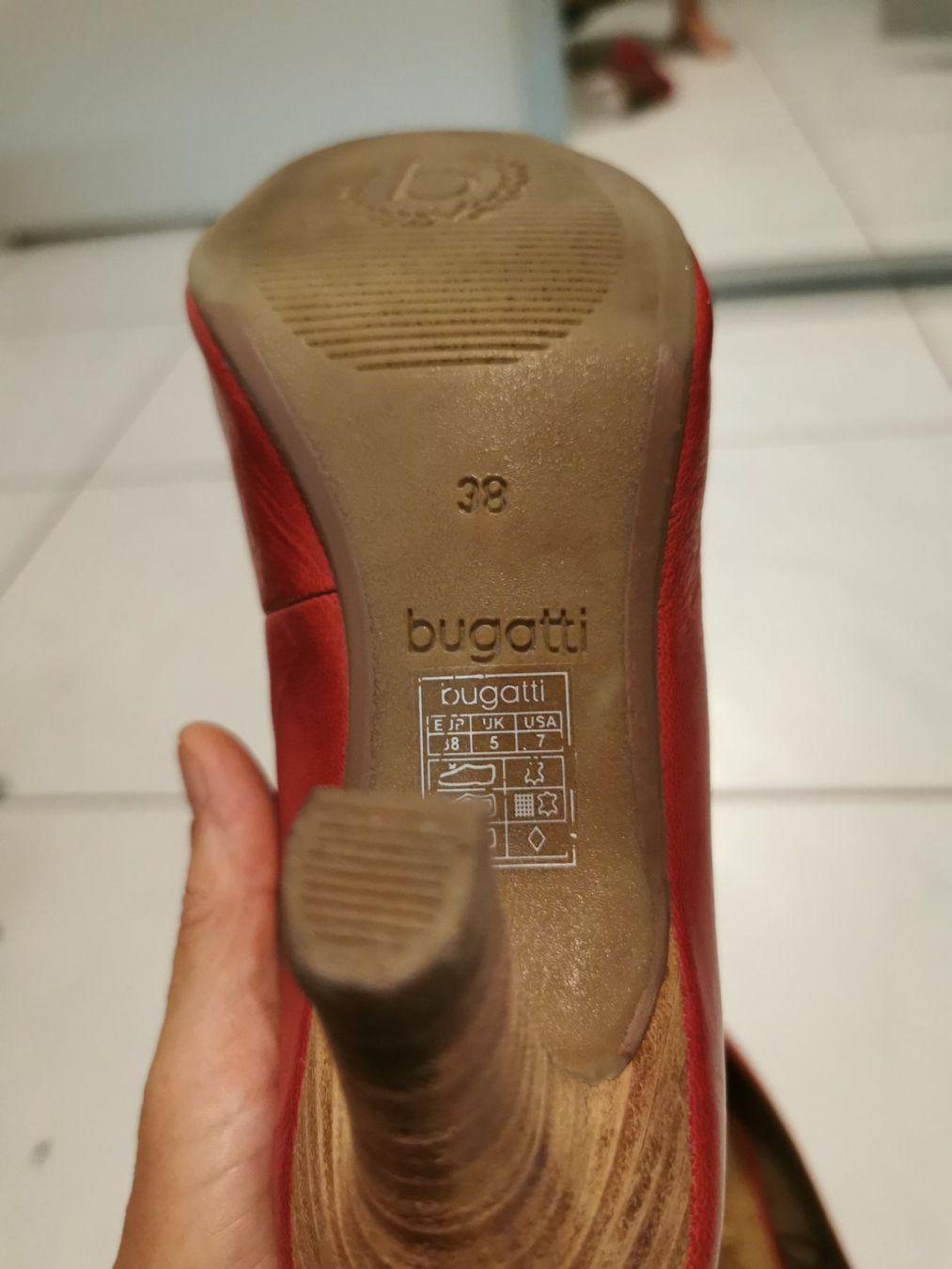 Bugatti Scarpe da donna: Rote Bugatti Lederschuhe Gr. 38 Absatzschuhe – Usato da Oberglatt ZH venduto da JulFul 2