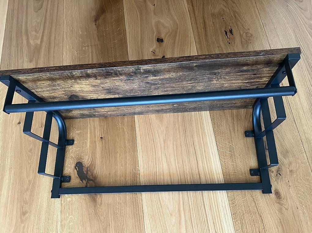 Garderobe: Wandgarderobe in rustikalem Braun – Gebraucht aus Zürich von playground 1