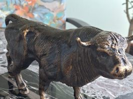 Eisen Bronze Stier auf Marmor Sockel, 4,2 kg 29x11x19 super
