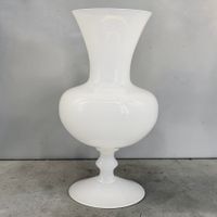 Ancien vase en opaline blanche de Venice
