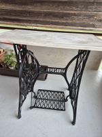 Table console Singer avec piétement en fonte ancienne