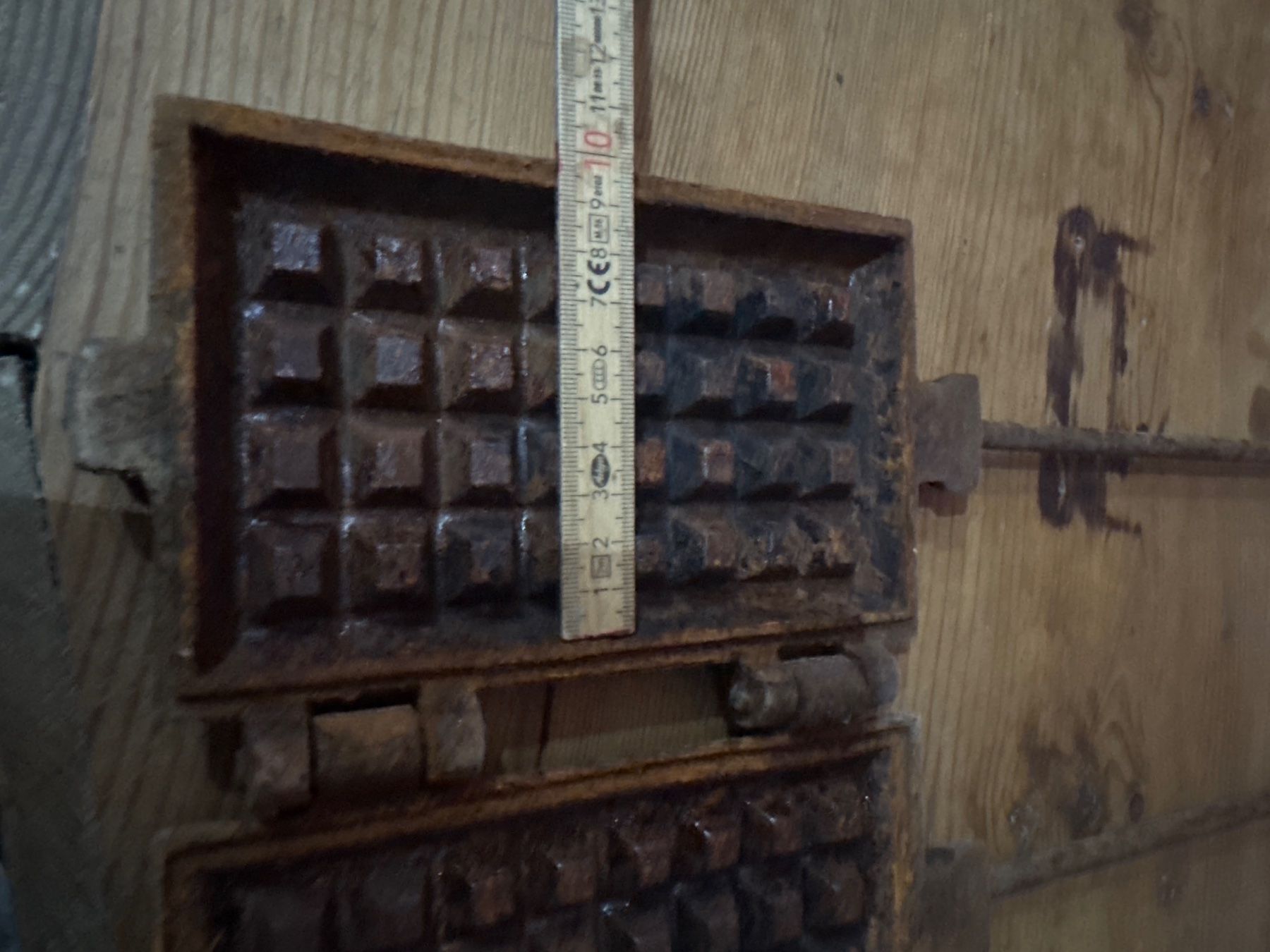 Teglie da forno: Gaufrier ancien en fonte – Usato da Lajoux JU venduto da Briard0 1