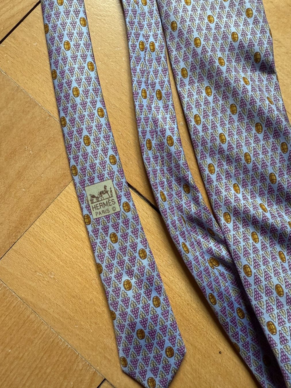 Hermès Cravatte: HERMÈS - Seide Krawatte blau-violett mit Weintrauben – Nuovo (secondo la descrizione) da Zürich venduto da Diazaio 2