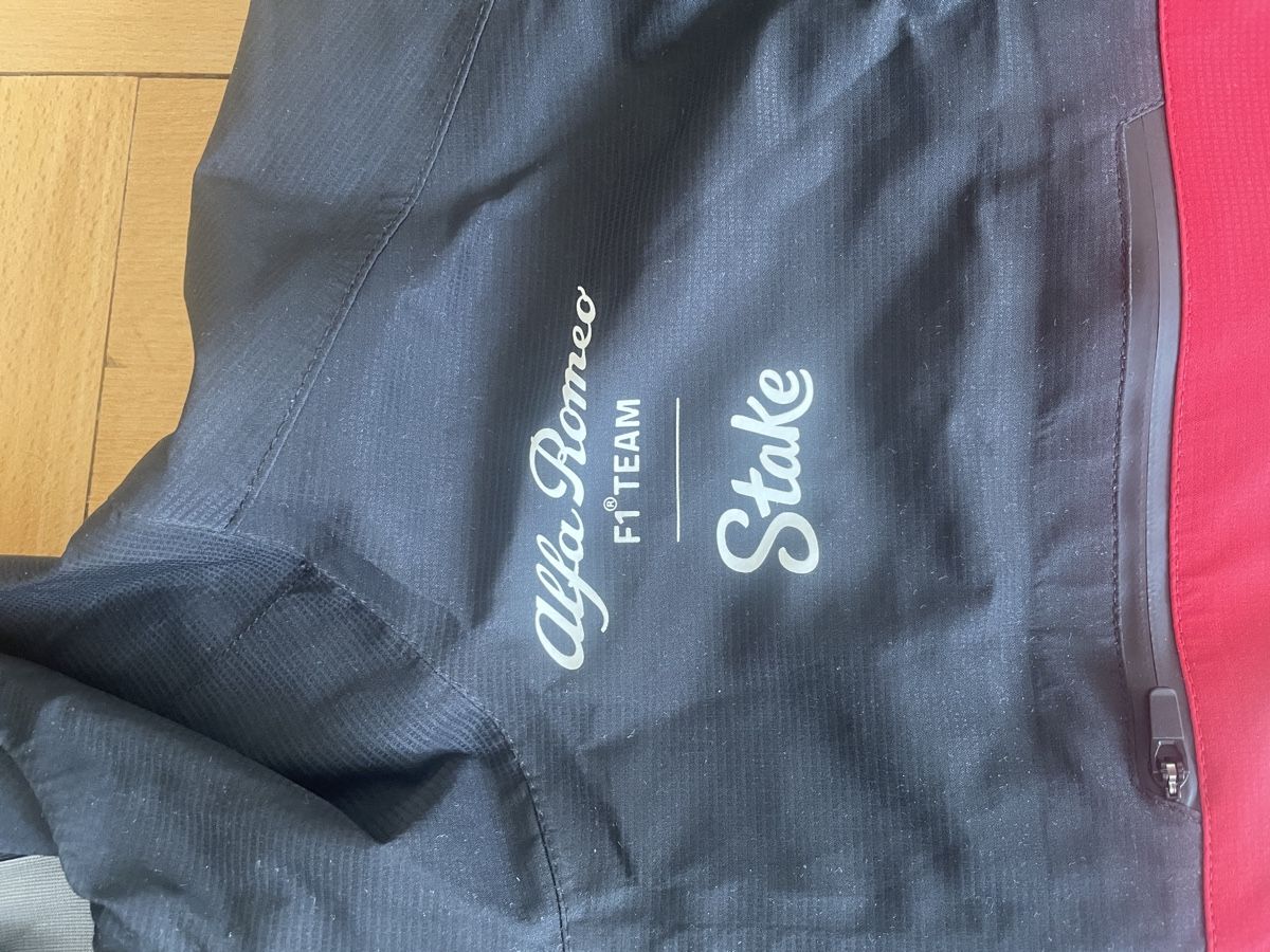 Alfa Romeo Giacche: Alfa Romeo F1 Team 2023 Rain Jacket - CODE-ZERO - XL – Usato da Zürich venduto da Eumi7 1