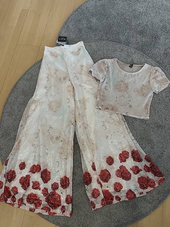 Lotti di vestiti: Completo in paillettes  – Usato da Baden venduto da mih_kn89