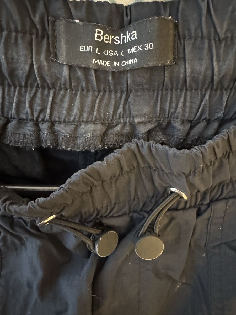 Bershka Pantaloni: Schwarze Hose von Bershka, Grösse L – Usato da Allschwil venduto da ana_87pj 2