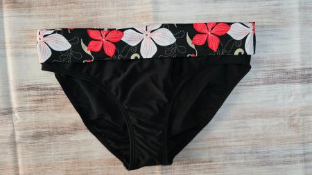 ​👙 Lascana Bikinihose Schwarz mit rotem Blumen-Bund