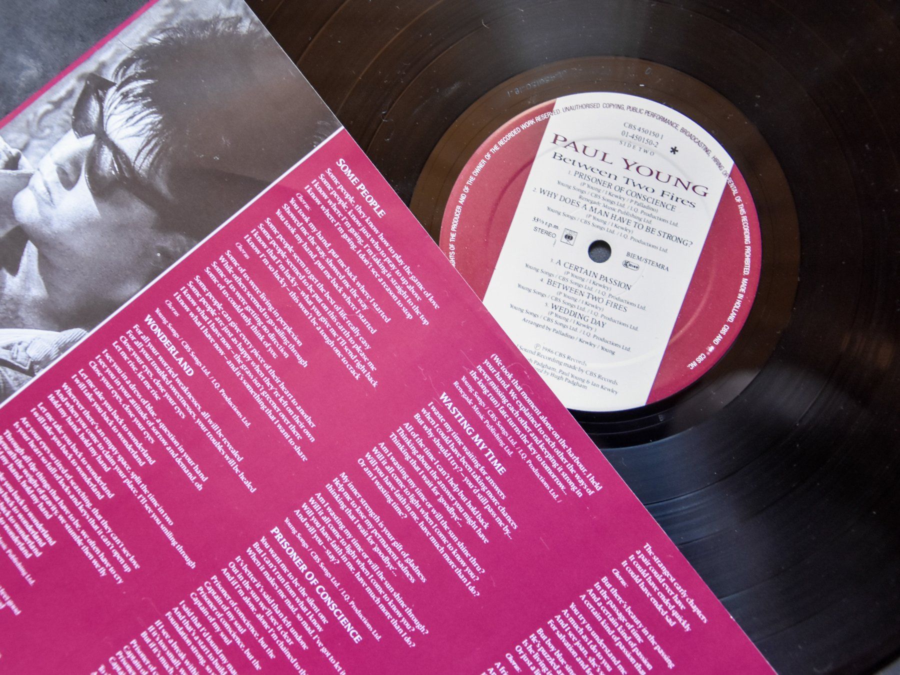 Schallplatten: Paul Young - Between Two Fires – Gebraucht aus Belmont-sur-Yverdon von ag97 3