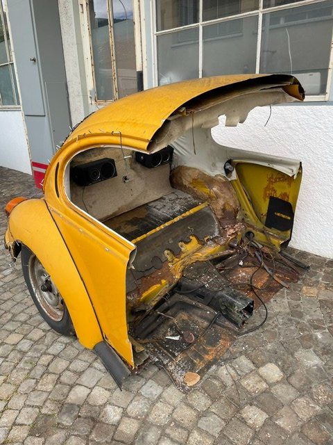 VW Tutti pezzi di ricambio auto: VW Käfer Hinterteil mit geschlitzter Motor Haube – Difettoso da Grenchen venduto da Woernerauto