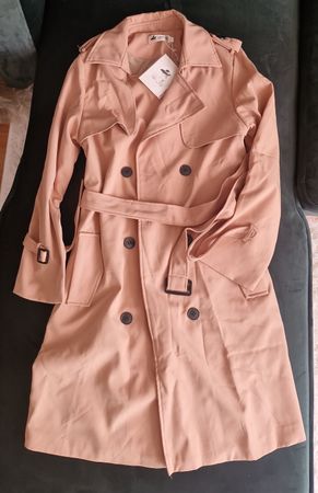 Elegant Beige Trench Coat - Perfect for Autumn Days!