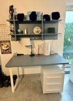 Bureau sur mesure italien avec étagère murale et caisson