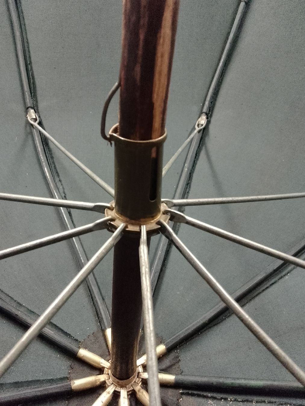 Ombrelli: Regenschirm schwarz mit Holzgriff, alt – Usato da Trubschachen venduto da Caddy8 4