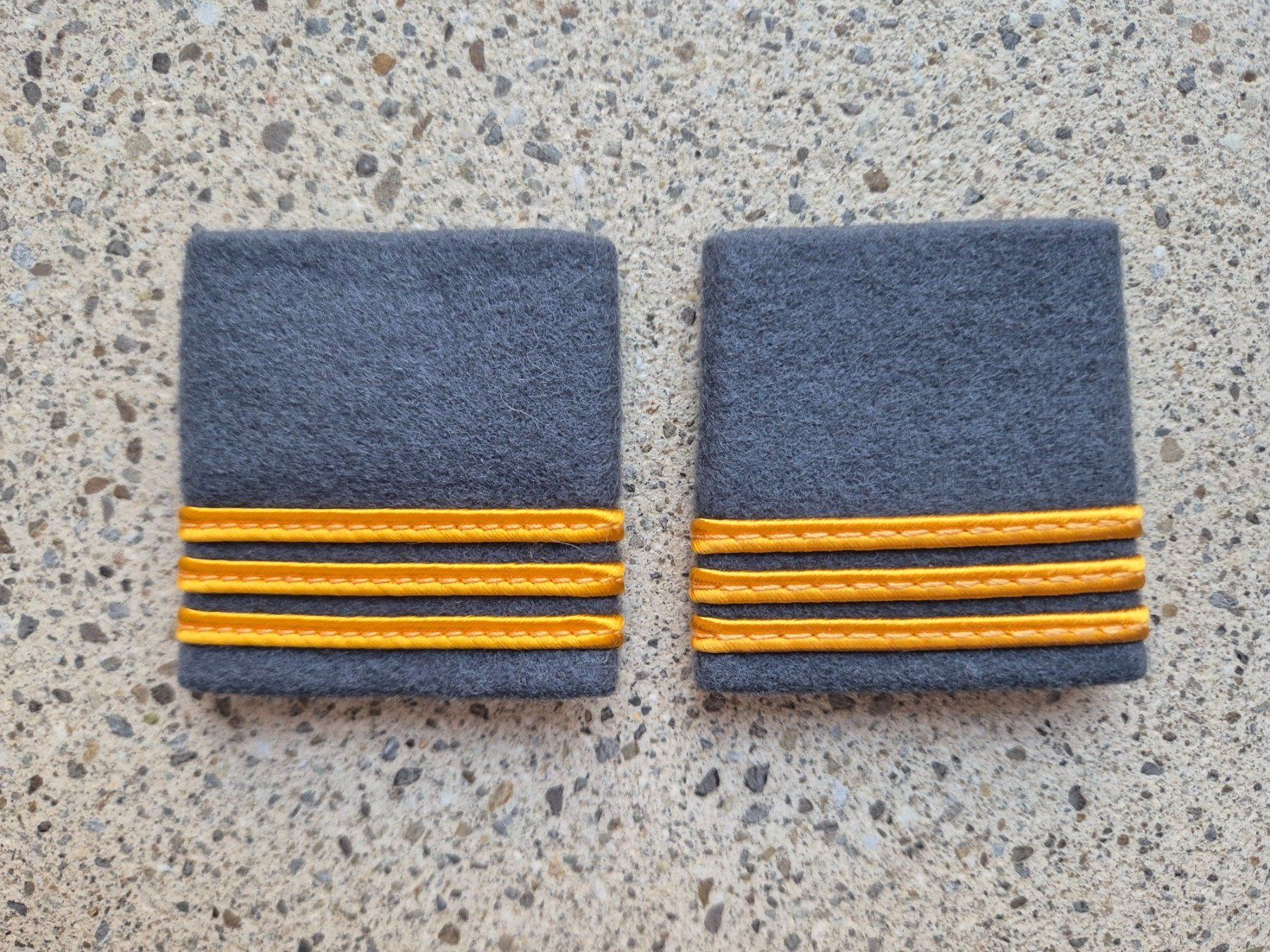 Schweizer Armee Placchette & Badge: Gradabzeichen Patten Set Hauptmann Militärpolizei – Nuovo e nell'imballaggio originale da Riedholz venduto da fr_sIruP