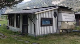 Wohnwagen mit Holzvorbau