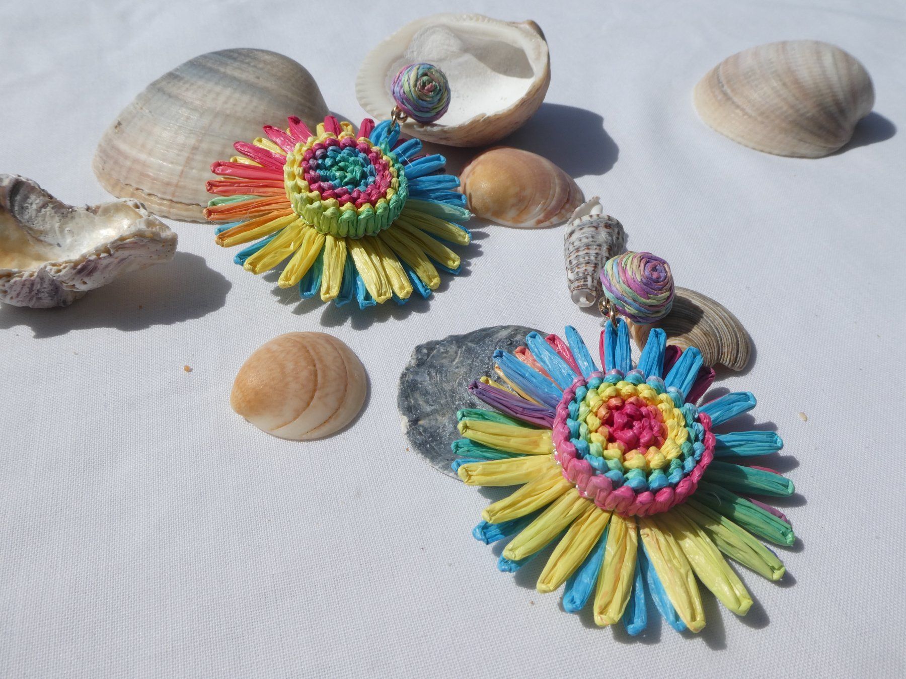 Boucles d'oreille: Grosse Raffia-Blumen-Ohrstecker, Modeschmuck / NEU – Neuf (Voir description) à Gattikon par kaandooh 1