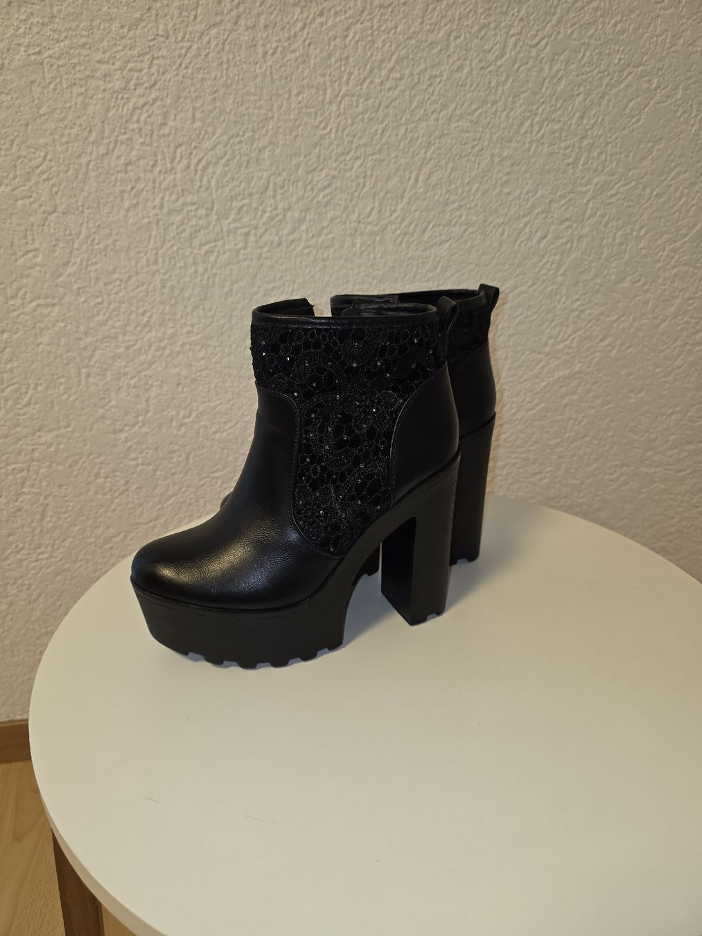 Scarpe da donna: Schwarze Stiefeletten mit Absatz, Gr. EU38 – Usato da Messen venduto da ste_bsk5 1