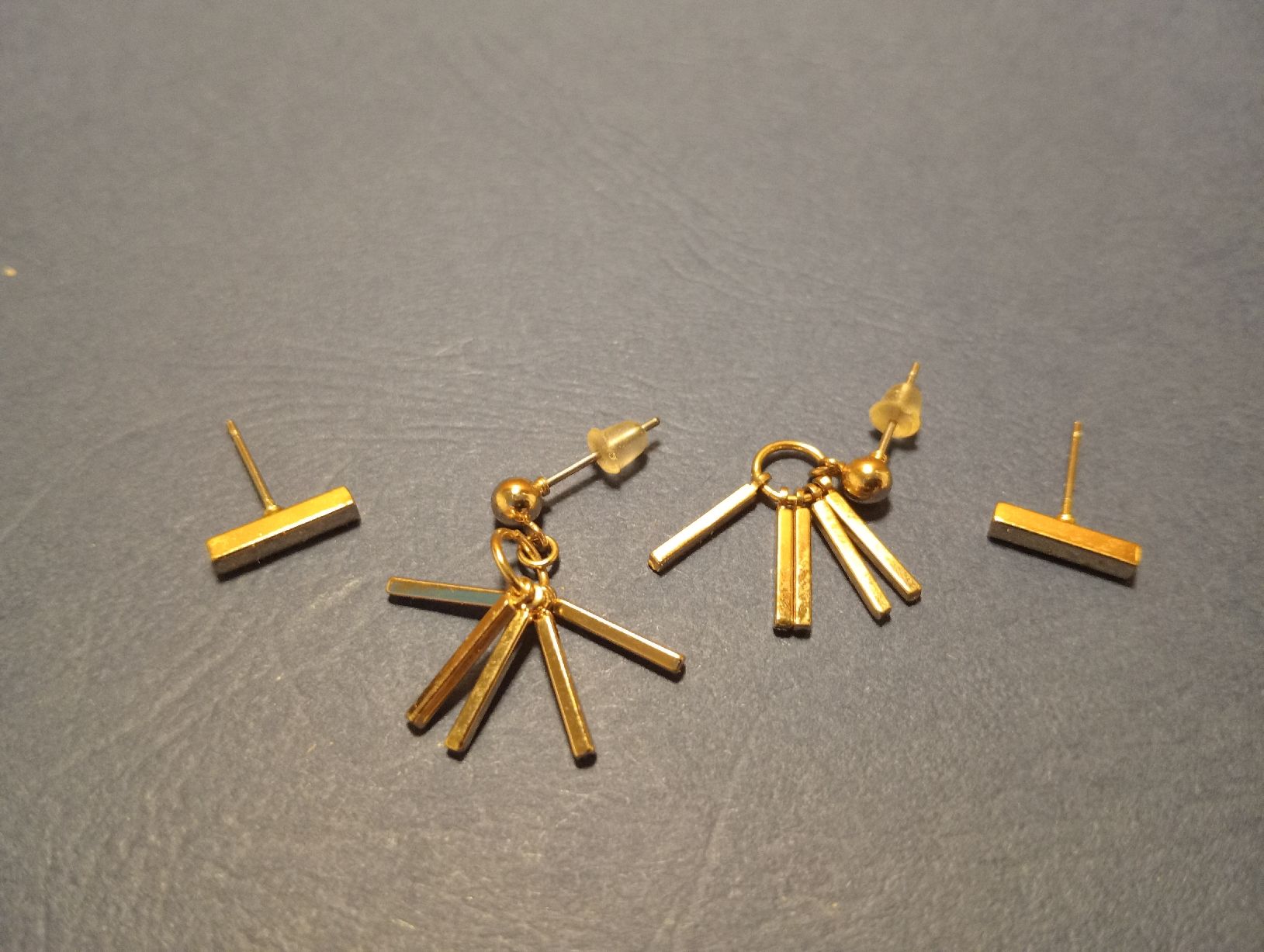 Orecchini pendenti & Orecchini a lobo: Ein Set goldfarbener Ohrstecker. 2 Stk. – Usato da Allschwil venduto da Evgeniia78