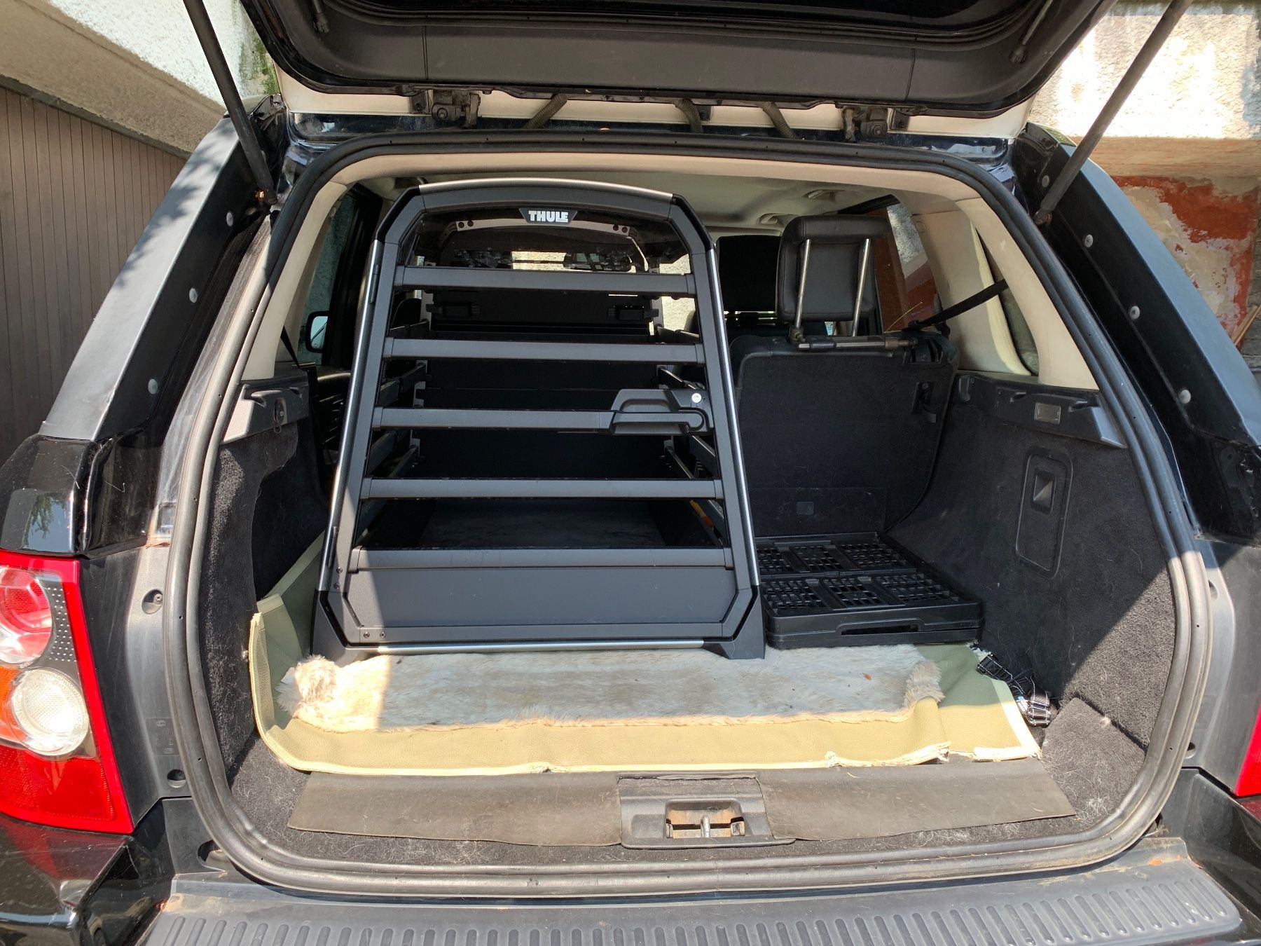 Gabbie, trasporto & Sicurezza: Box per cani / Hundebox Thule Allax XXL – Nuovo (secondo la descrizione) da Ronco sopra Ascona venduto da Falco008