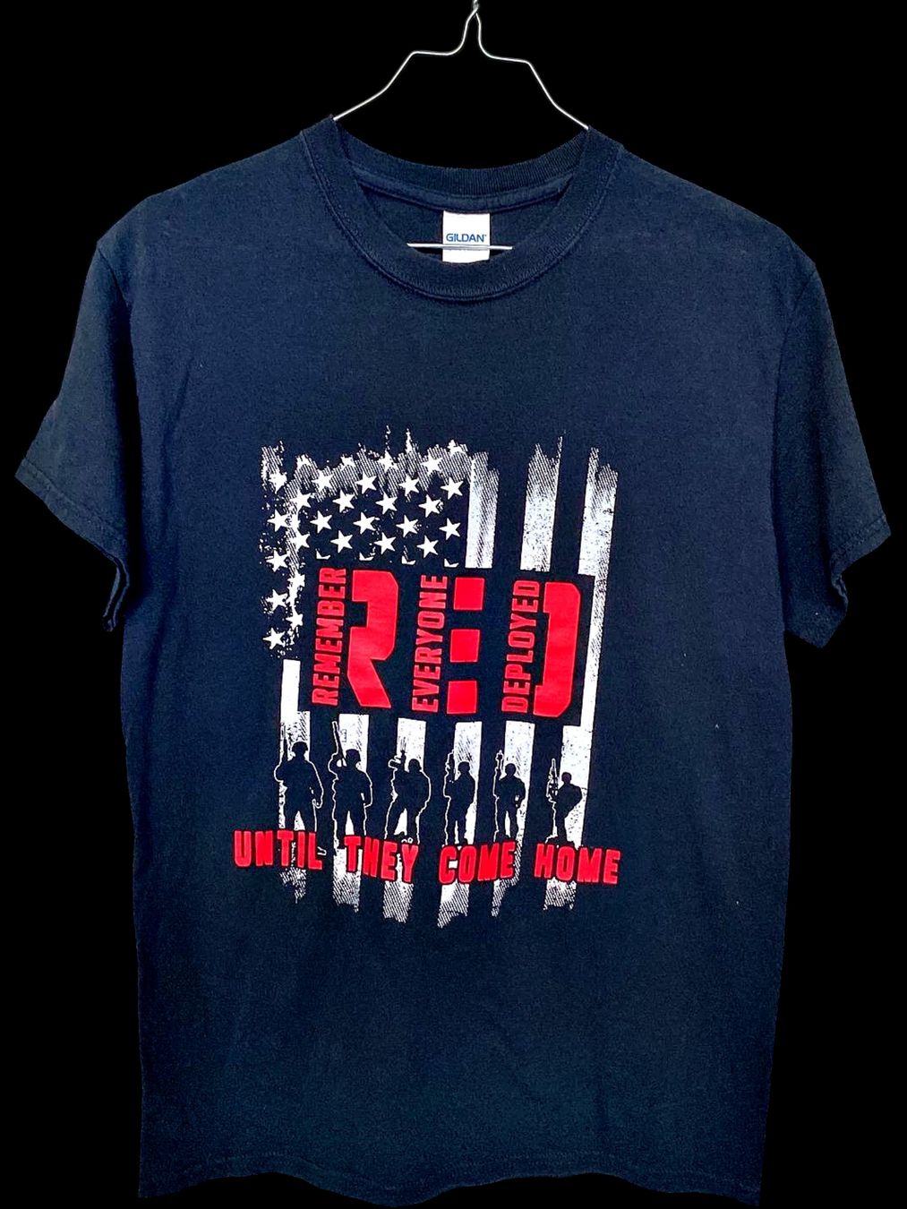 T-Shirts: Gildan R.E.D. (Remember Everyone Deployed) Patriotisches – Gebraucht aus Zug von vinokilo 1