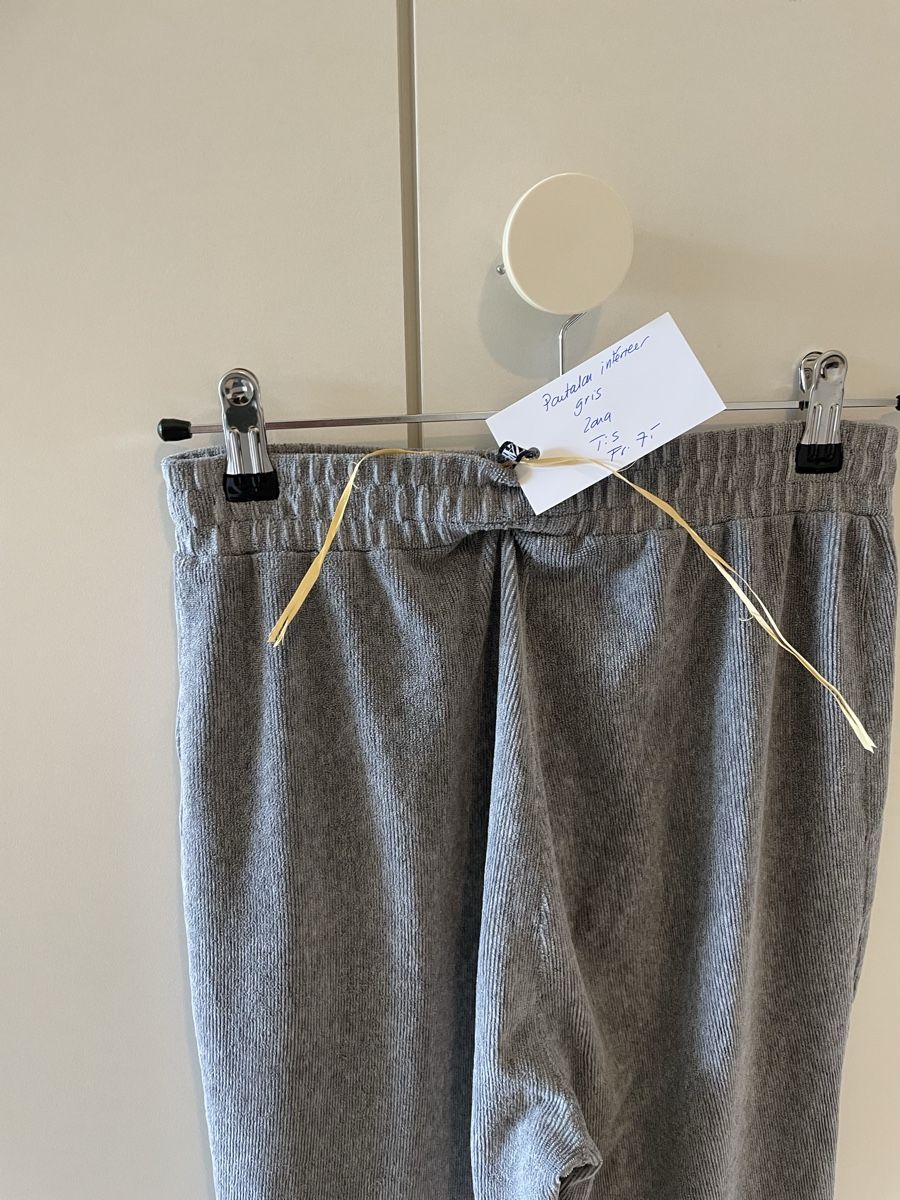 Zara Pantaloni: Pantalon jogging  gris taille S Zara – Usato da Pully venduto da kaba07 2