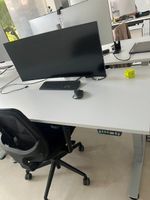 Zwei Bürotische weiss gebraucht ohne Funktion