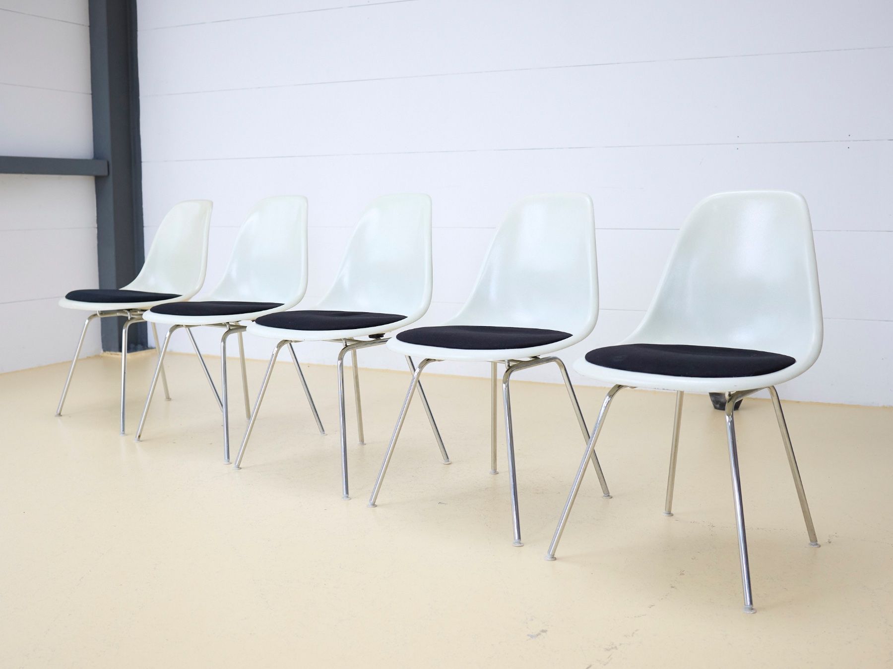 Eames Sedie: Vitra Eames Sidechair weiss – Usato da Meinisberg venduto da atelier_TILIJA 3