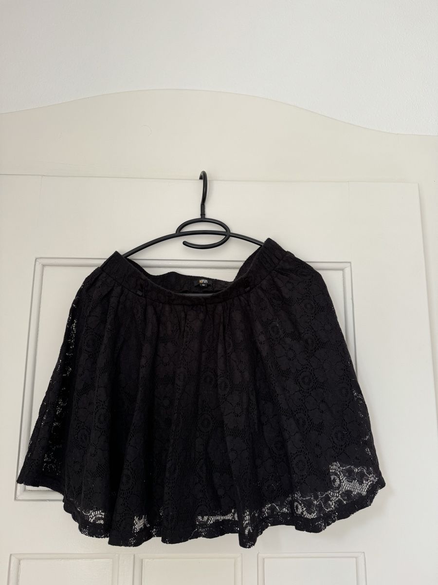 Yes Or No Gonne: Jupe schwarz mit Blumenmuster (schwarz) – Usato da Zürich venduto da gioiali92