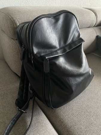 Schwarzer Rucksack aus Kunstleder, 40*35