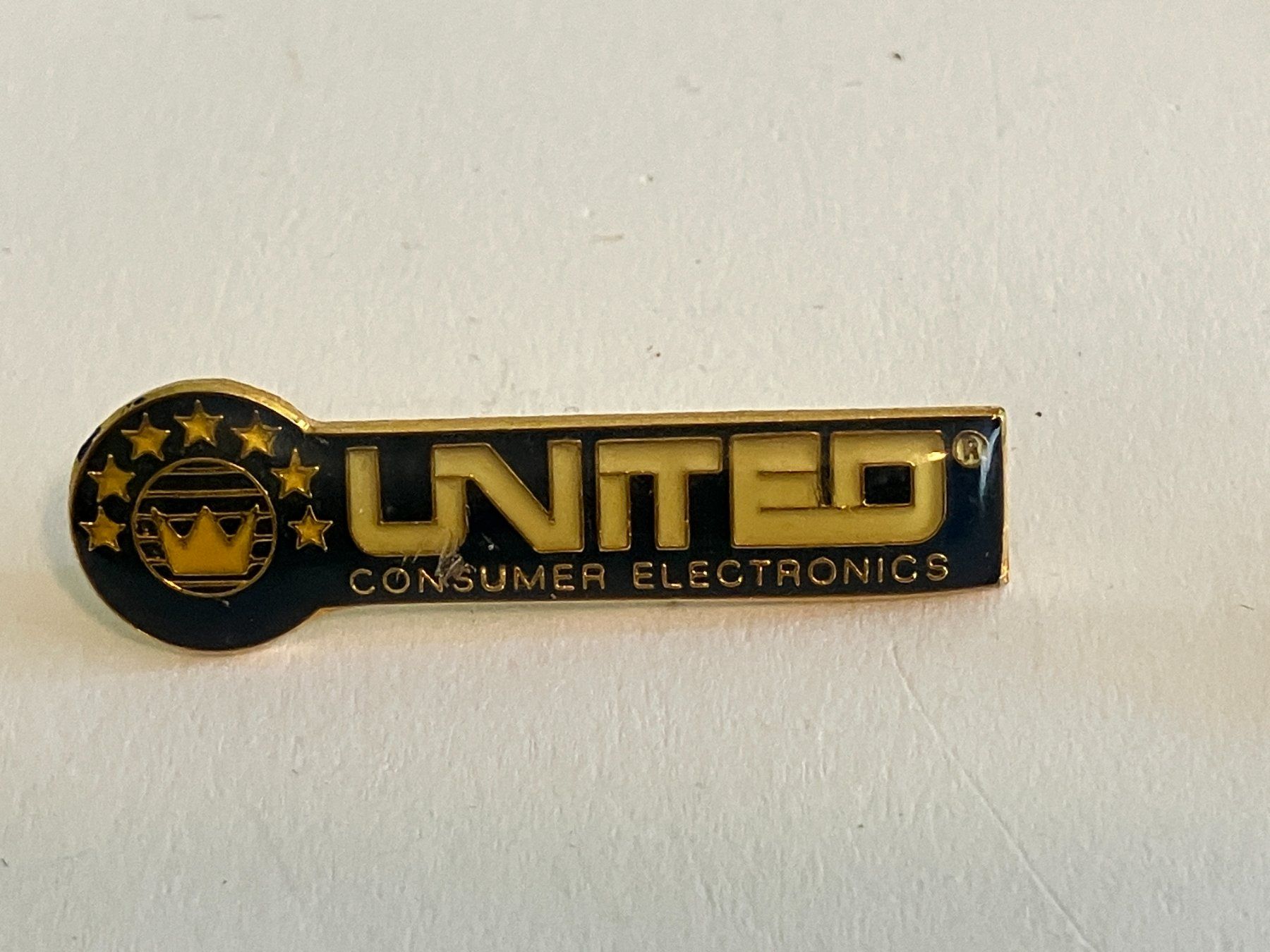 Plaketten & Abzeichen: 1 Pin United Consumer Electronics – Gebraucht aus Basel von djwwpp