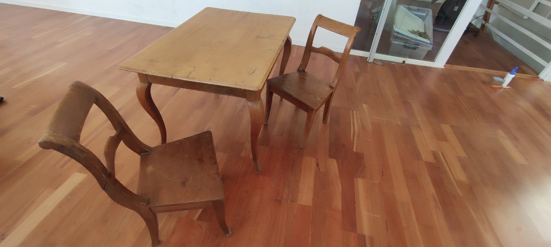 Set di tavolo e panche: Kindertisch mit 2 Stühlen Biedermeier – Usato da Schmerikon venduto da Natida0