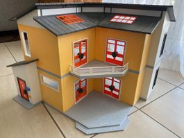Playmobil Wohnhaus mit umfangreichem Zubehör gebraucht